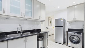Private kitchen - Spacious 2 BR with Sea & Marina View  (Dubai)