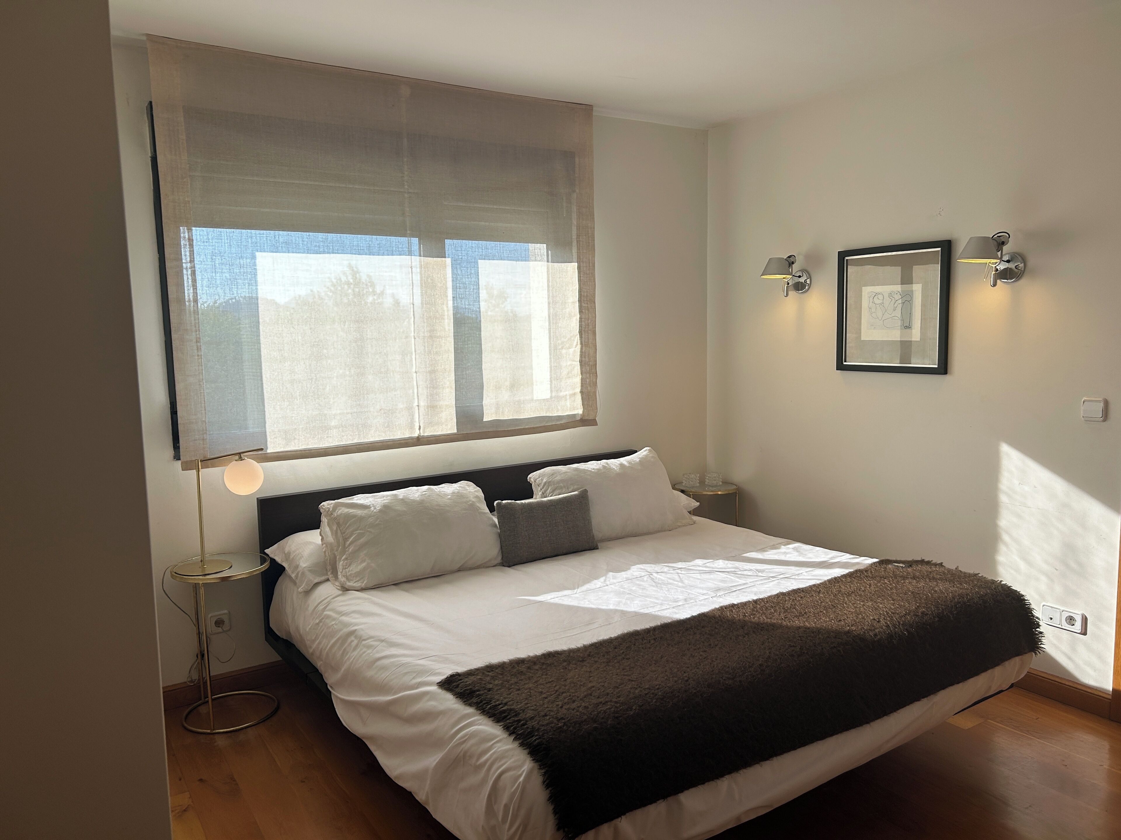 Een kluis op de kamer, een bureau, een strijkplank/strijkijzer