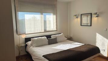 Een kluis op de kamer, een bureau, een strijkplank/strijkijzer