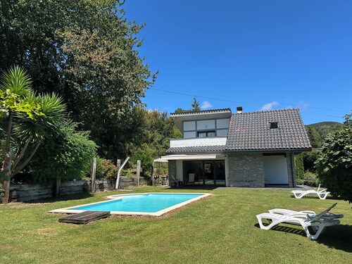 VILLA AVEC PISCINE DANS UN VILLAGE BASQUE ENTRE BILBAO ET LES PLAGES D’URDAIBAI