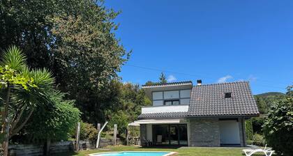 VILLA AVEC PISCINE DANS UN VILLAGE BASQUE ENTRE BILBAO ET LES PLAGES D’URDAIBAI