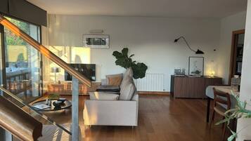 Een smart-tv, een open haard, boeken en een stereo