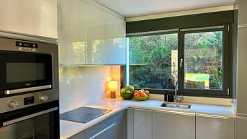 Een koelkast, een magnetron, een oven, een kookplaat