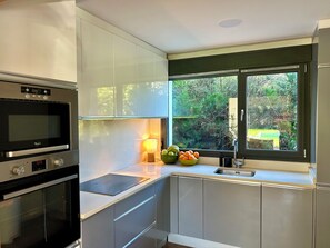 Refrigerador, microondas, horno y parrilla de estufa 