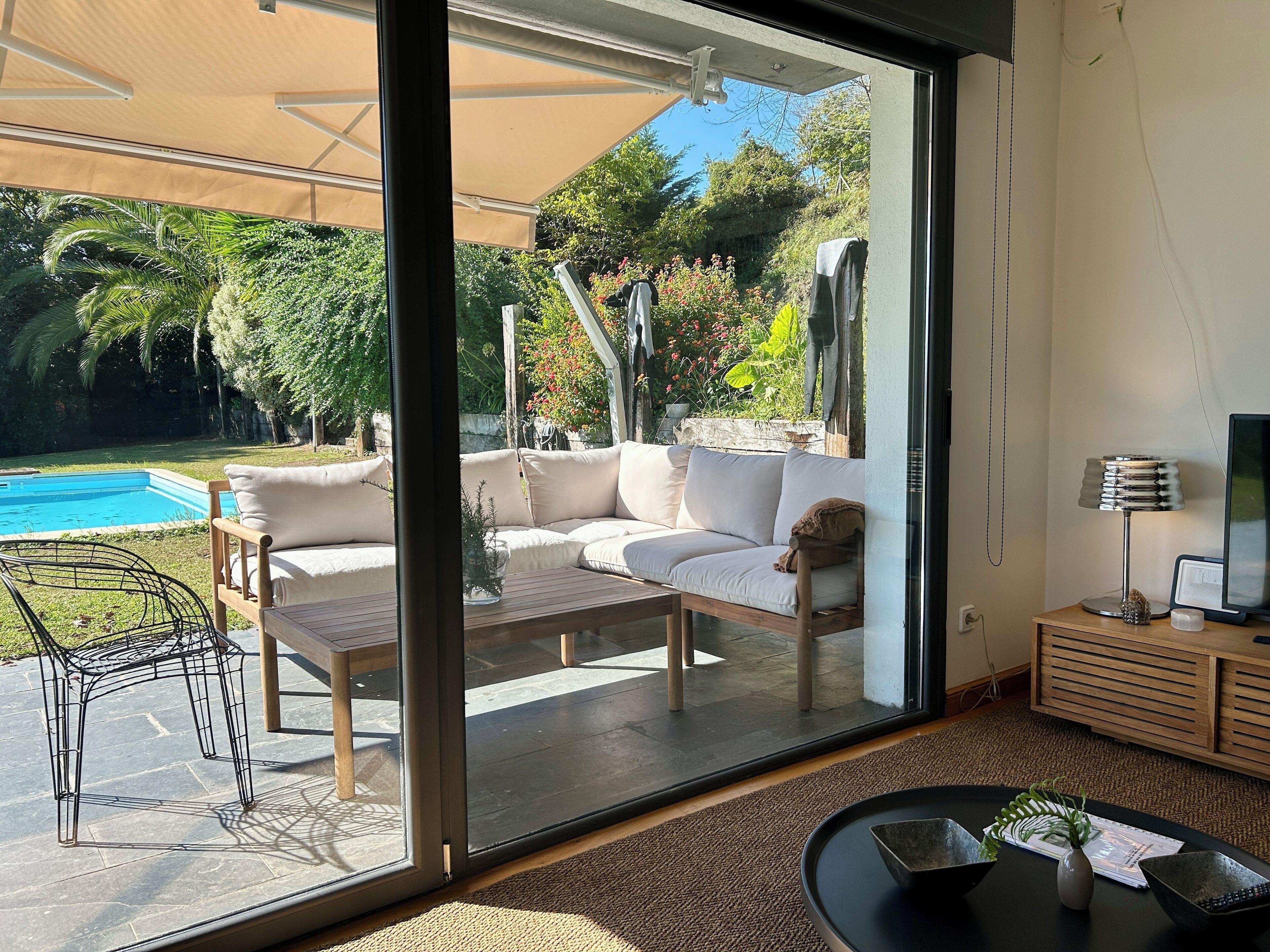 Smart TV, caminetto, libri, impianto stereo