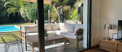 Smart TV, caminetto, libri, impianto stereo