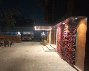 المنشأة من الخارج