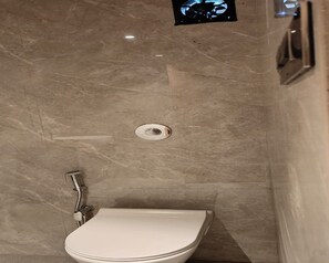 Executive Room | Bathroom | Towels, soap, shampoo, toilet paper