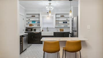 Een koelkast, een microgolfoven, een oven, een kookplaat