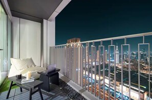 Terrace/patio - Premium Suite 3 BR with 200° Views of Burj Khalifa, Sunset Views and 85" TV! (Dubai)