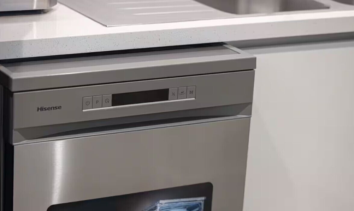 Een roestvrijstalen Hisense vaatwasser met een digitaal bedieningspaneel en eronder een roestvrijstalen oven.
