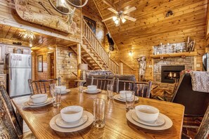 Dining - Smoky Serenity Chalet (Gatlinburg)