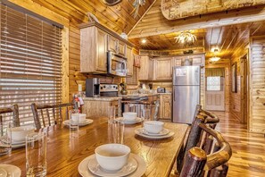 Fridge, microwave, dishwasher, coffee/tea maker - Smoky Serenity Chalet (Gatlinburg)