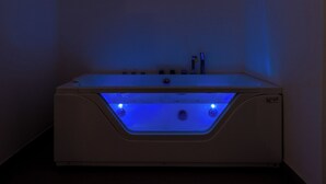 Un jacuzzi con iluminación LED integrada.