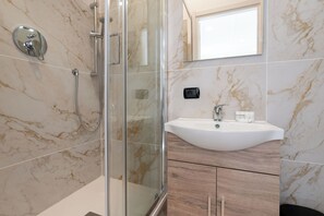 Luxury Room, Balcony, City View | Bathroom | Hair dryer, towels, soap, shampoo - San Giovanni Boutique Suites (Rome)