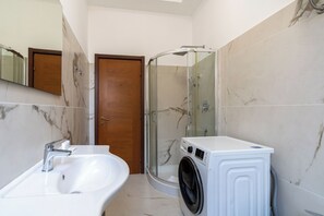 Camera Deluxe | Bagno | Asciugacapelli, asciugamani, sapone, shampoo