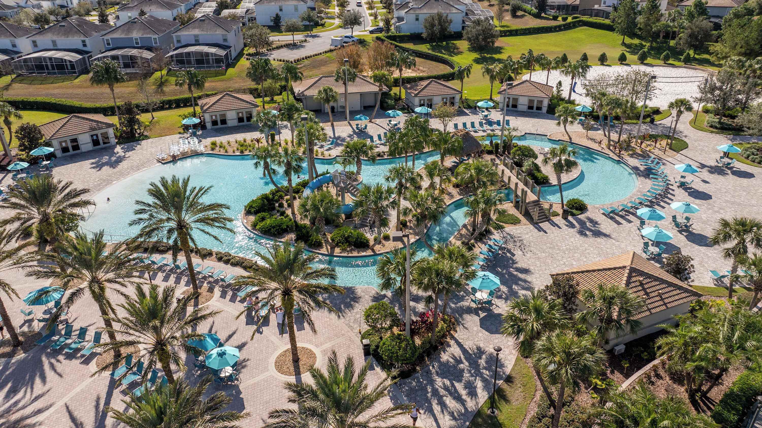 Vista aérea de un resort con varias piscinas, palmeras y zonas de descanso.