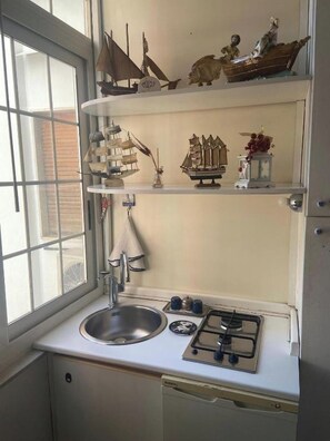 ثلاجة، موقد طهي مسطح، غلّاية كهربائية