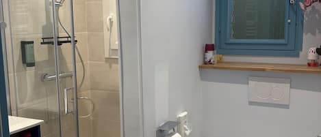 Douche, sèche-cheveux, papier toilette