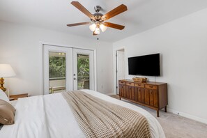3 bedrooms, WiFi, bed sheets - Near UTC! Fresh 3/2 Retreat, New Baths — Just 6.5 Miles to Sarasota Beaches (Sarasota)