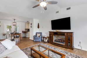 TV - Near UTC! Fresh 3/2 Retreat, New Baths — Just 6.5 Miles to Sarasota Beaches (Sarasota)
