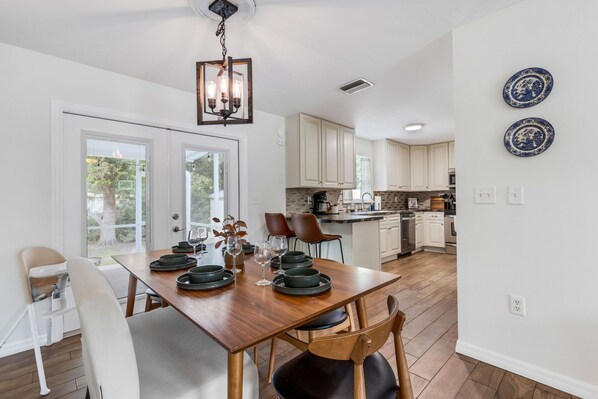 Dining - Near UTC! Fresh 3/2 Retreat, New Baths — Just 6.5 Miles to Sarasota Beaches (Sarasota)