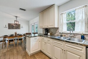Microwave, oven, stovetop, dishwasher - Near UTC! Fresh 3/2 Retreat, New Baths — Just 6.5 Miles to Sarasota Beaches (Sarasota)