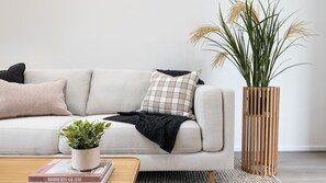 Smart TV - Westside Lake and Bay - Altona (Altona)