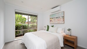 Iron/ironing board, travel cot, free WiFi - Westside Lake and Bay - Altona (Altona)