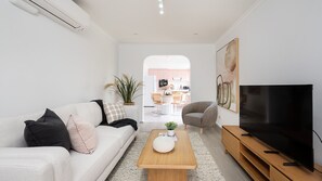 Smart TV - Westside Lake and Bay - Altona (Altona)