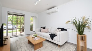 Smart TV - Westside Lake and Bay - Altona (Altona)