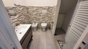 Kamar Quadruple | Kamar mandi | Pengering rambut, handuk, sabun, dan sampo