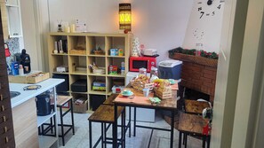 Großer Kühlschrank, Mikrowelle