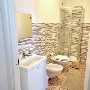 Habitación doble, vista a la montaña | Baño | Secadora de cabello, toallas, jabón, shampoo 