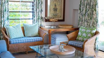 House, 4 Bedrooms, Balcony, Partial Ocean View | Living area