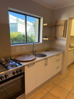 House, 4 Bedrooms, Balcony, Partial Ocean View | Private kitchen - De Hoop in Plett (Plettenberg Bay)