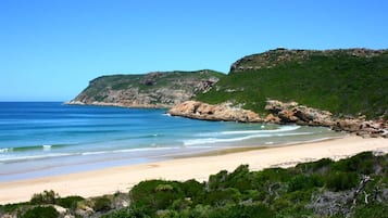 Tæt på stranden, hvidt sand, badehåndklæder
