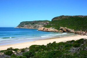 Beach nearby, white sand, beach towels - De Hoop in Plett (Plettenberg Bay)