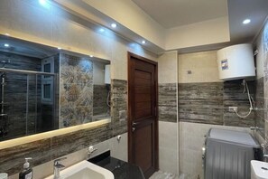 Shower, hair dryer, bidet, soap - Cheops apartment (Giza Governorate)