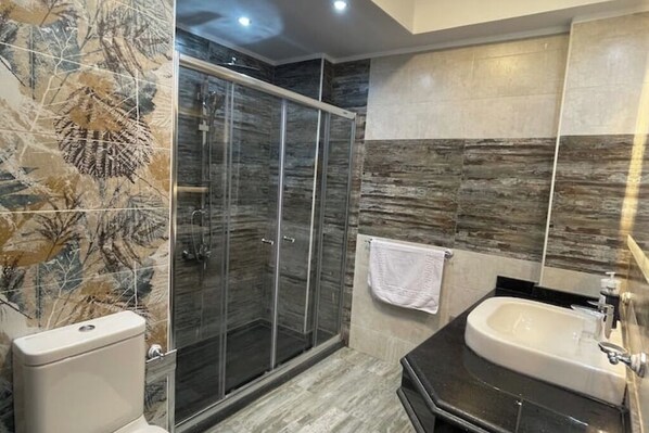 Shower, hair dryer, bidet, soap - Cheops apartment (Giza Governorate)