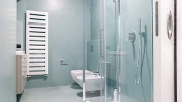 Appartamento | Bagno | Doccia, set di cortesia gratuito, asciugacapelli, bidet