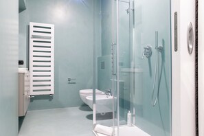 Apartment | Bathroom | Shower, free toiletries, hair dryer, bidet