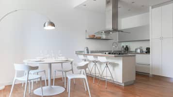Appartamento | Cucina privata | Frigorifero con congelatore, microonde, forno, piano cottura