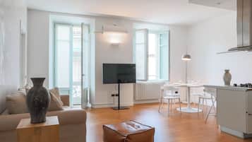 Apartment | Premium bedding, down comforters, iron/ironing board, cribs/infant beds