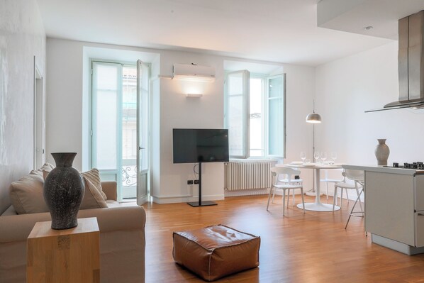 Apartment | Premium bedding, down comforters, iron/ironing board, cribs/infant beds