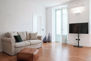 Apartment | Premium bedding, down comforters, iron/ironing board, cribs/infant beds