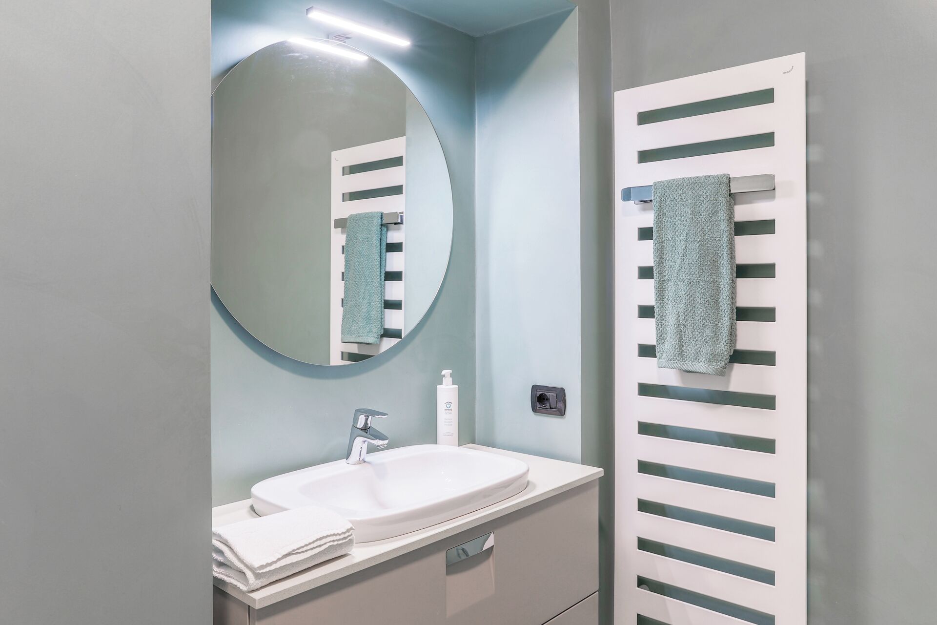 Apartment | Bathroom | Shower, free toiletries, hair dryer, bidet