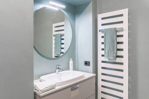 Appartement | Badkamer | Een douche, gratis toiletartikelen, een haardroger, een bidet