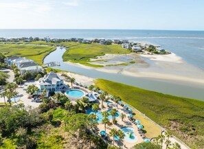 Ein Resort mit mehreren Schwimmbecken, Blick auf den Strand und einem Golfplatz.