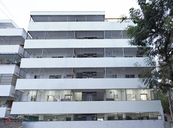 المنشأة من الخارج